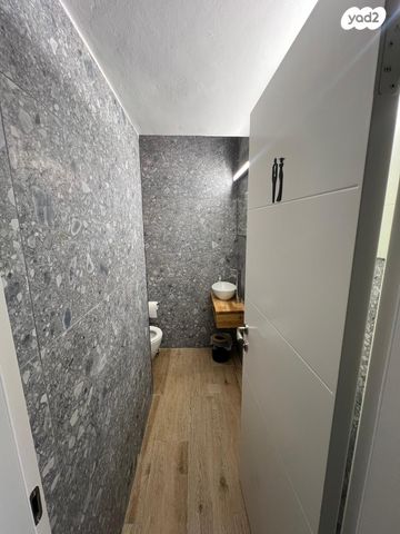 חנויות/ שטח מסחרי