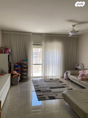 צרת 4