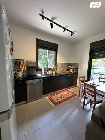 דירה, רחובות הנהר, חרוזים, רמת גן