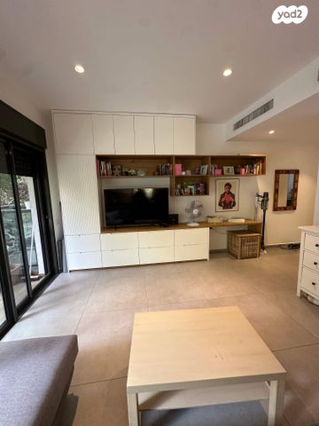 דירה, רחובות הנהר, חרוזים, רמת גן