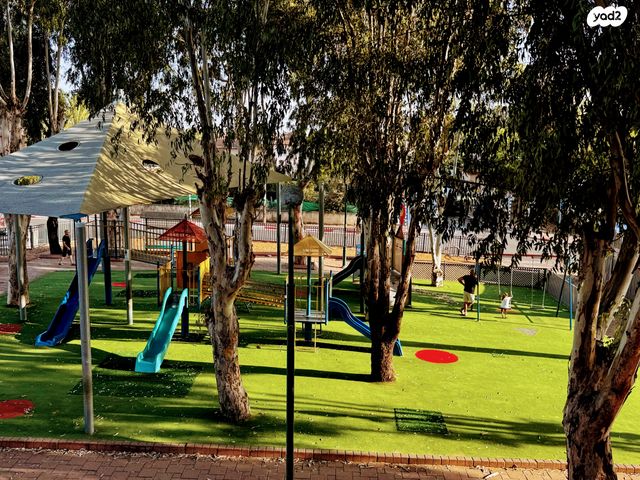 דירה, בני עי''ש, בני עי"ש