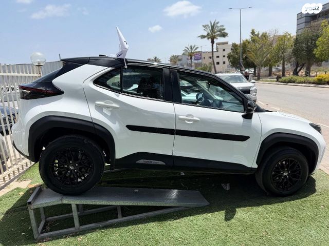 טויוטה יאריס קרוס