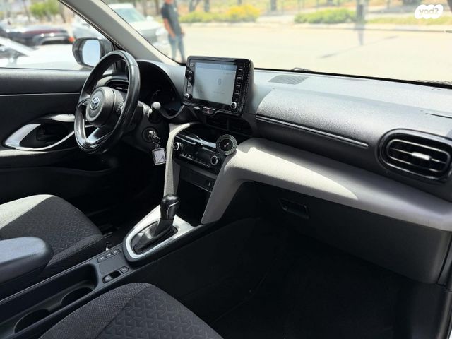 טויוטה יאריס קרוס