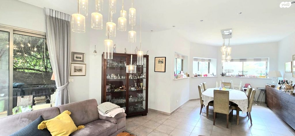 דו משפחתי, שערי תקווה