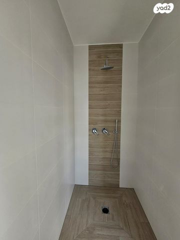 דירה, צבי הירש קלישר, מחנה יהודה, פתח תקווה