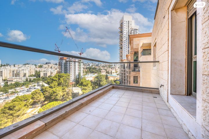 דירה, אברהם פררה, הולילנד, ירושלים