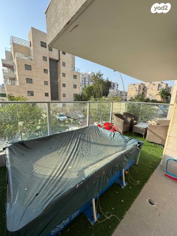 דירה, שמעון פרס, המחנה הצבאי, קרית מלאכי