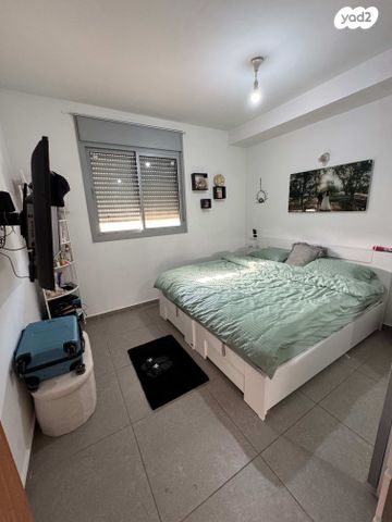 דירה, שמעון פרס, המחנה הצבאי, קרית מלאכי