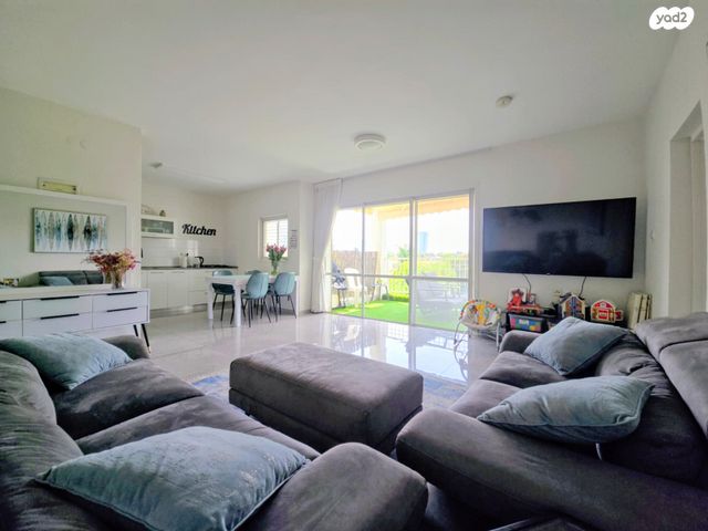 דירה, הזית 2, 2004, רעננה