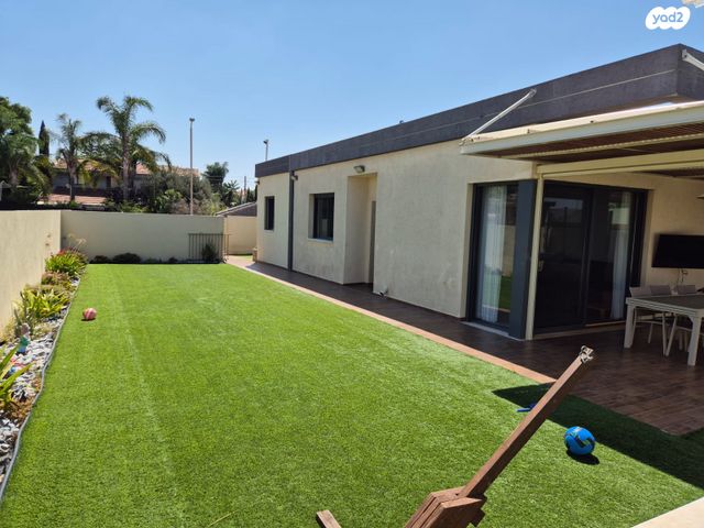 דו משפחתי, דרך אורי בר און 1, שקד, שקד