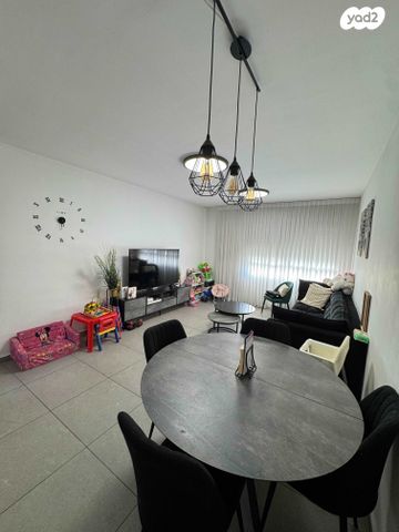 דירה, שמעון פרס, המחנה הצבאי, קרית מלאכי