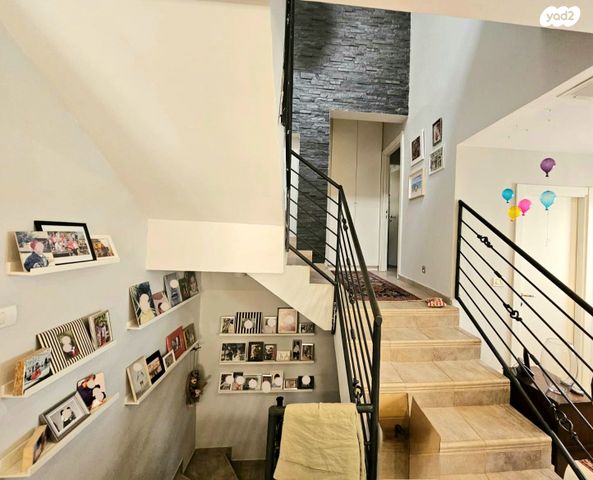 דו משפחתי, שערי תקווה