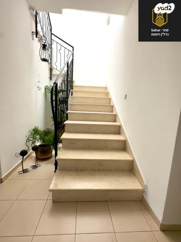 דו משפחתי, אלפי מנשה