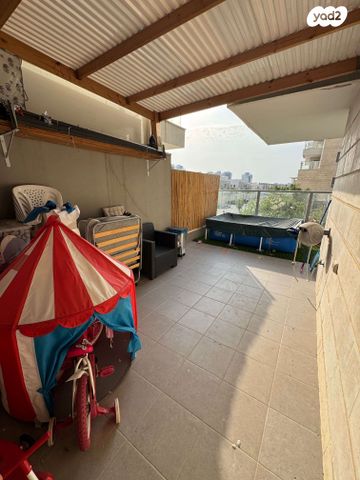 דירה, שמעון פרס, המחנה הצבאי, קרית מלאכי