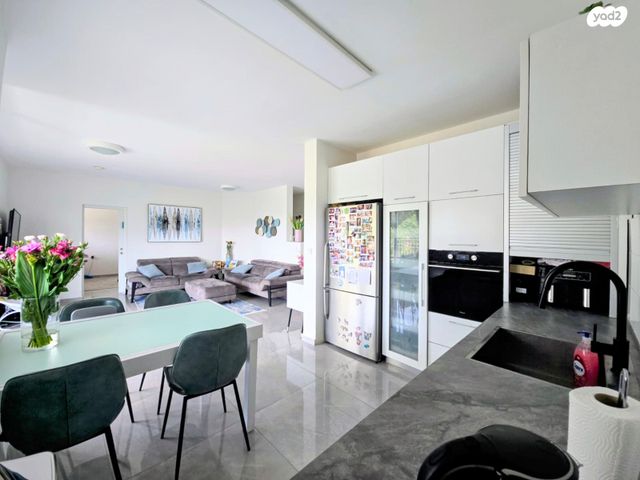 דירה, הזית 2, 2004, רעננה