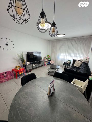 דירה, שמעון פרס, המחנה הצבאי, קרית מלאכי