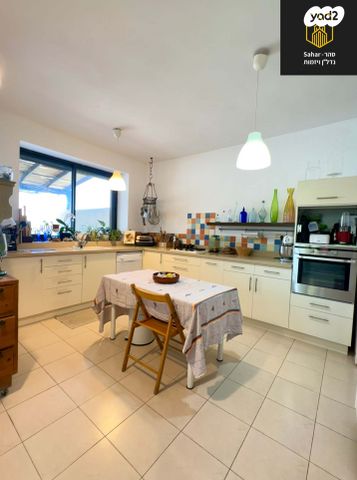 דו משפחתי, אלפי מנשה