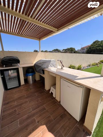 דו משפחתי, דרך אורי בר און 1, שקד, שקד