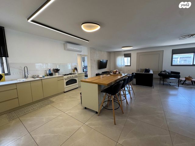 גג/ פנטהאוז, שדרות מנחם בגין, גבעת אולגה, חדרה