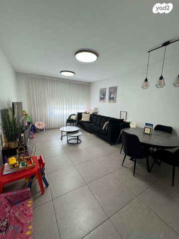 דירה, שמעון פרס, המחנה הצבאי, קרית מלאכי