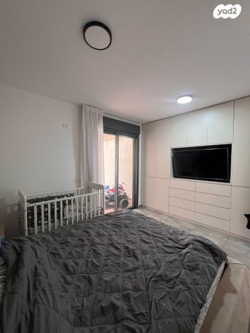 דו משפחתי, דרך אורי בר און 1, שקד, שקד