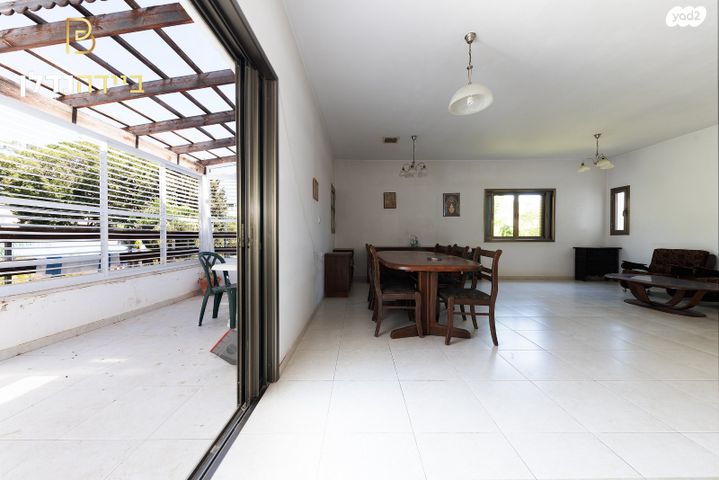 דו משפחתי, רחובות