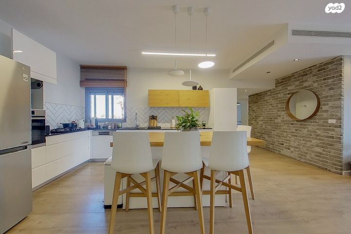 דירה, יאיר רוזנבלום, הזמר העברי, כפר סבא