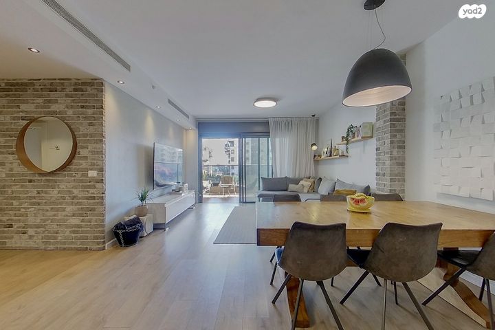 דירה, יאיר רוזנבלום, הזמר העברי, כפר סבא