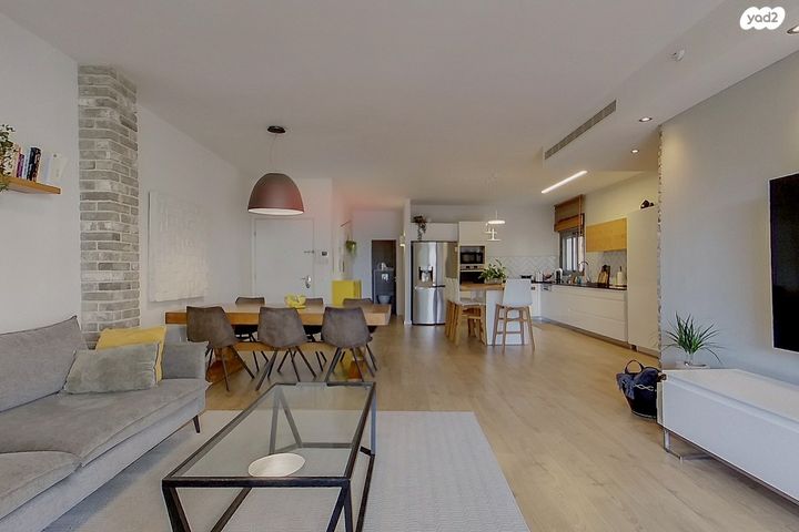 דירה, יאיר רוזנבלום, הזמר העברי, כפר סבא