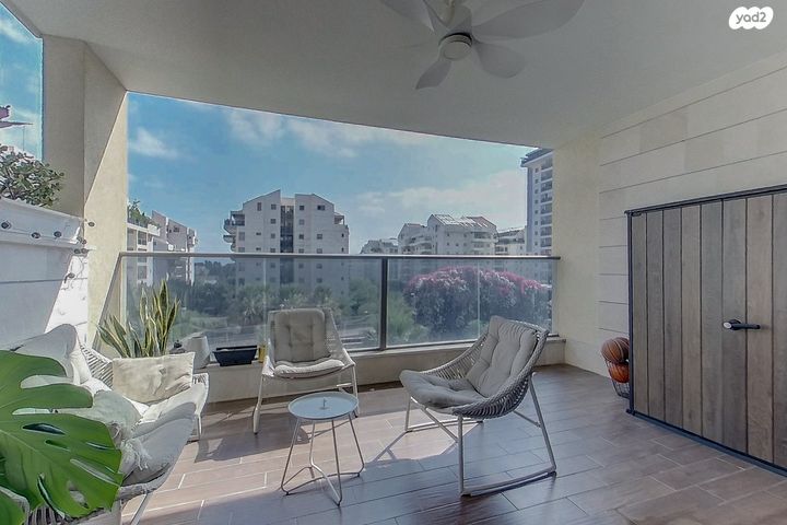 דירה, יאיר רוזנבלום, הזמר העברי, כפר סבא