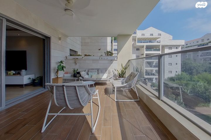 דירה, הזמר העברי, כפר סבא