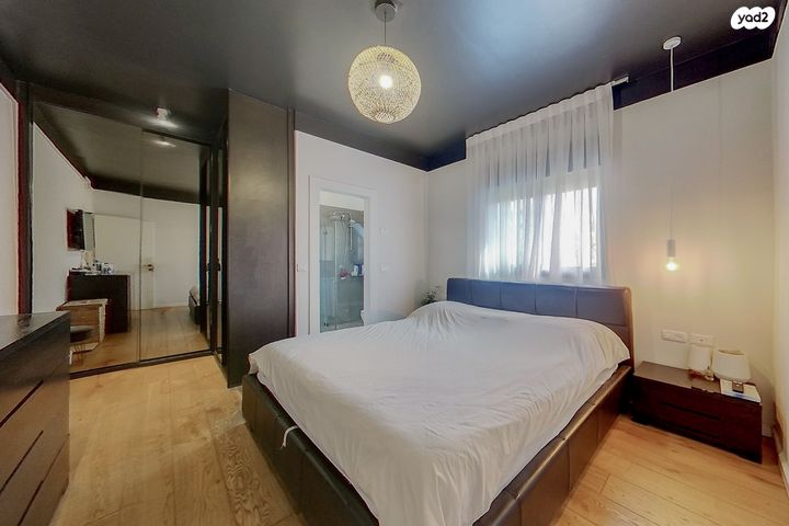 דירה, הזמר העברי, כפר סבא