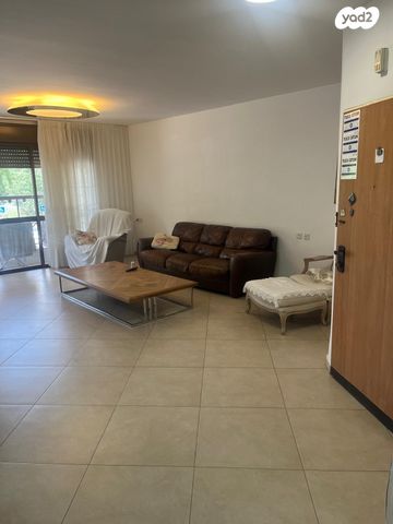 יגאל ידין 10