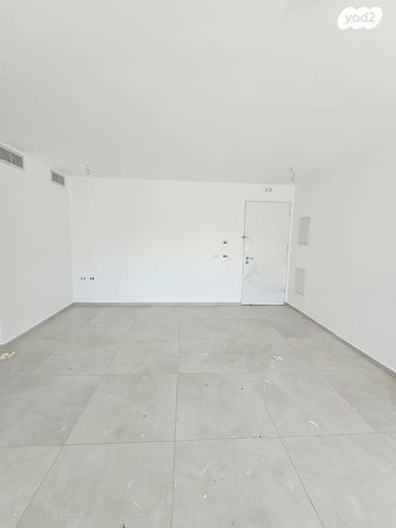 דירה, צבי הירש קלישר, מחנה יהודה, פתח תקווה