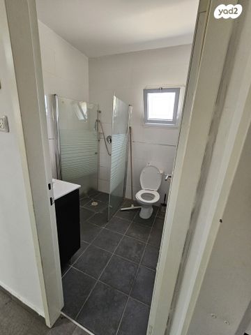 משרדים, הזית, בית עוזיאל