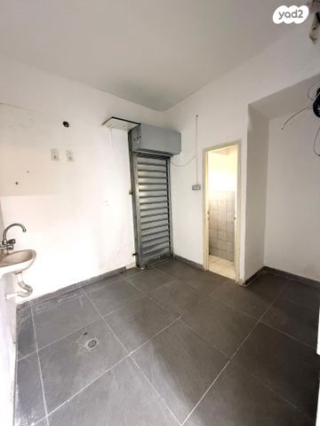 חנויות/ שטח מסחרי, שדרות הנשיא 1, שיכון שלוש קומות, דימונה