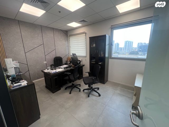 משרדים, האלוף יעקב פרי 1, רחובות ההולנדית, רחובות