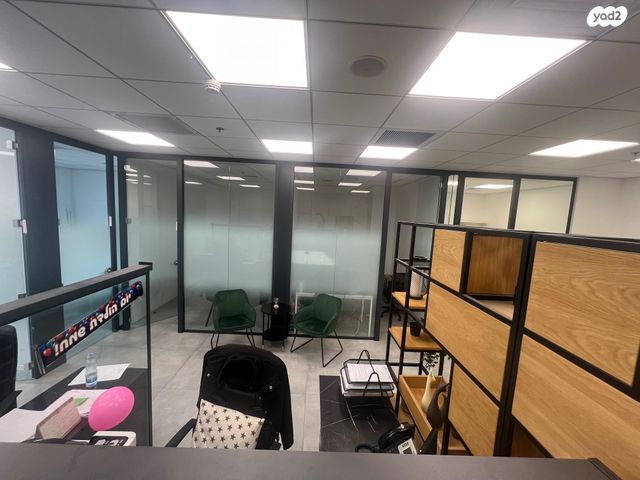 משרדים, האלוף יעקב פרי 1, רחובות ההולנדית, רחובות