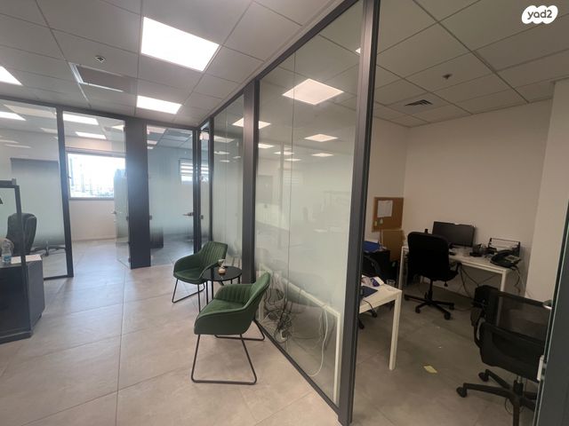 משרדים, האלוף יעקב פרי 1, רחובות ההולנדית, רחובות