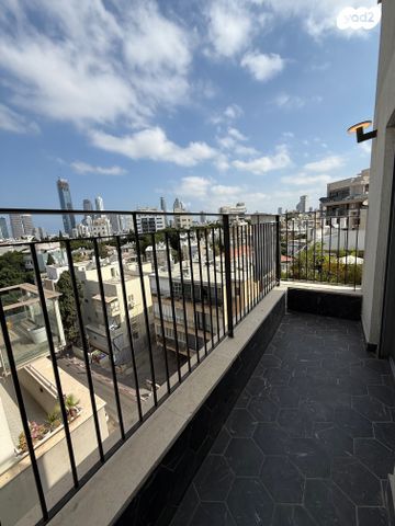 דירה, אנצו סירני, גבעת הרמבם, גבעתיים