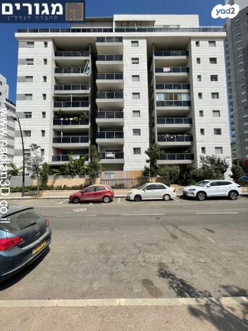 דירה, אהוד מנור, נאות אפק, אפקה, קרית ביאליק