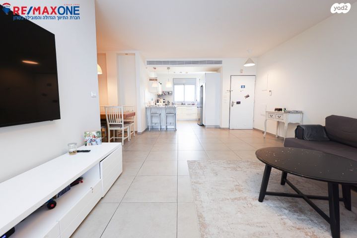 דירה, אהוד מנור, הזמר העברי, כפר סבא