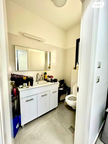 דירה, רמב"ם, ראשון לציון