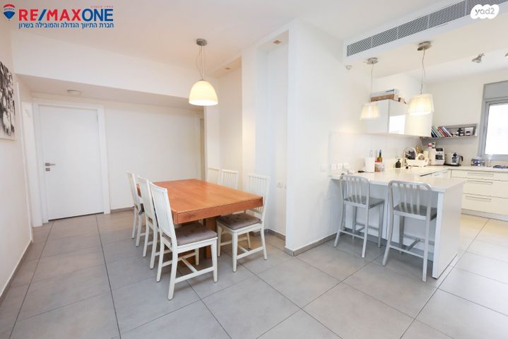 דירה, אהוד מנור, הזמר העברי, כפר סבא