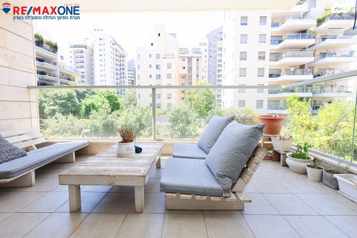 דירה, אהוד מנור, הזמר העברי, כפר סבא