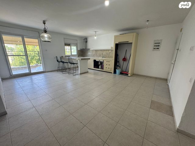 דירה, נחל הצבי, מגדל העמק