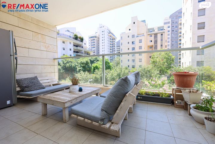 דירה, אהוד מנור, הזמר העברי, כפר סבא