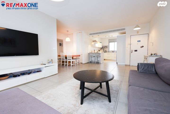 דירה, אהוד מנור, הזמר העברי, כפר סבא