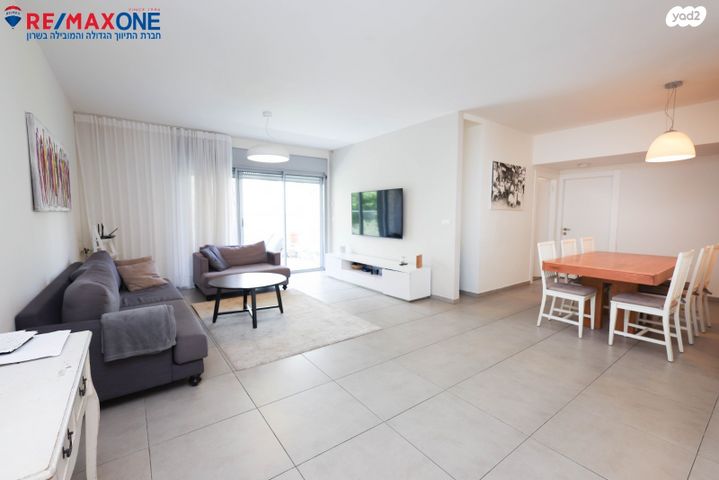 דירה, אהוד מנור, הזמר העברי, כפר סבא