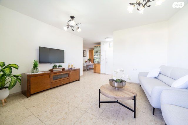 דירה, אברבנאל, יסודות, בני ברק